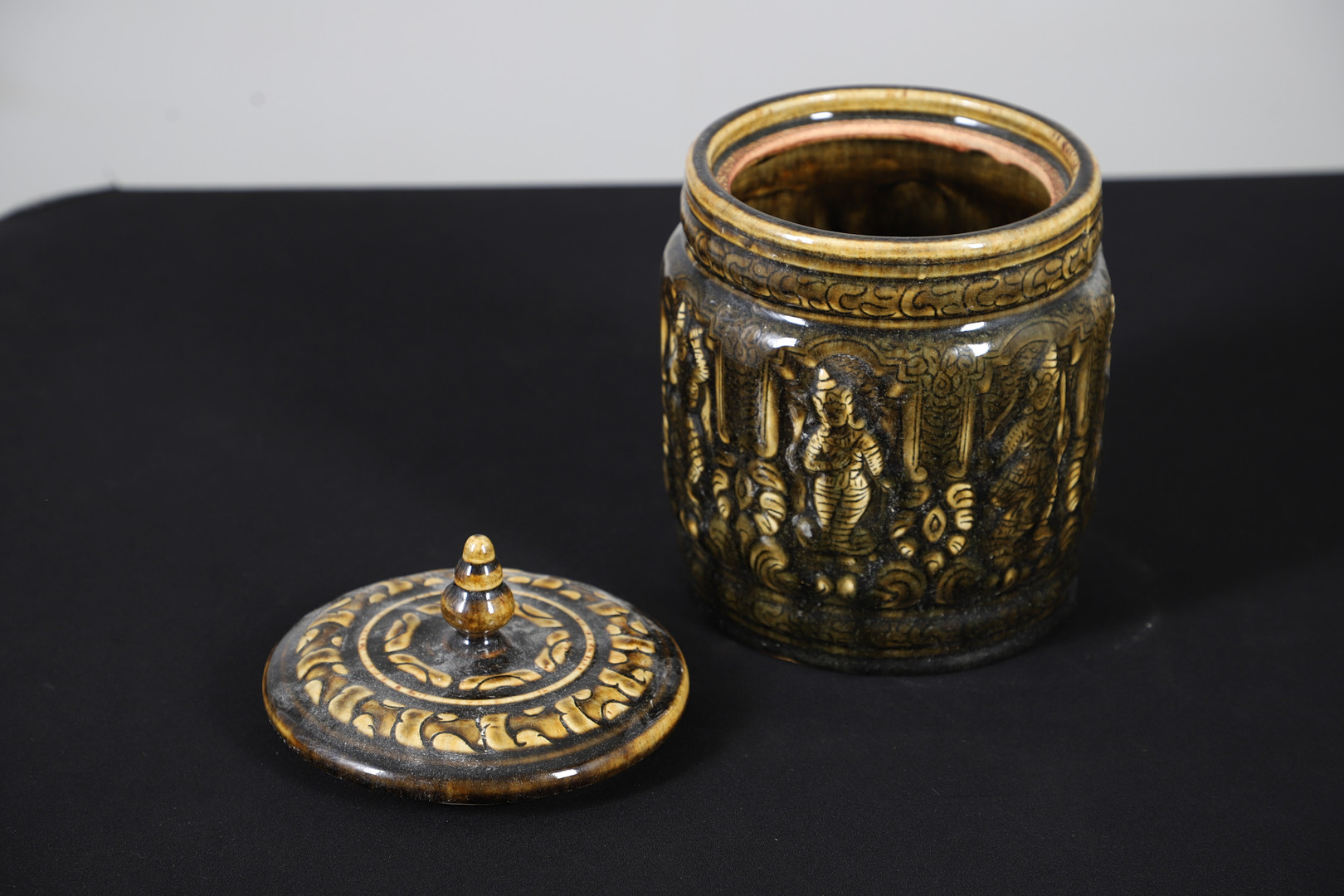 A GLAZED POTTERY JAR AND COVER.