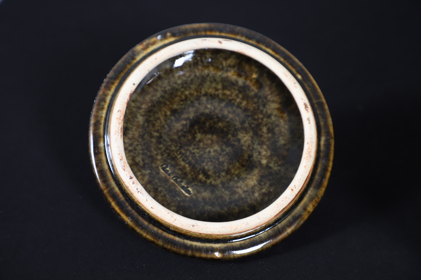 A GLAZED POTTERY JAR AND COVER.