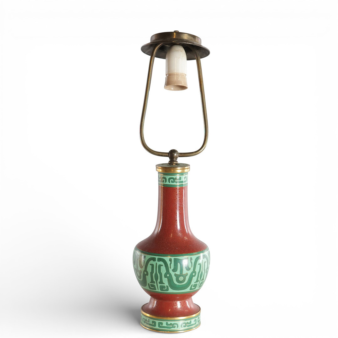 Bordlampe af rød og grøn cloisonné, cirkulær fod. Kina 20. årh.