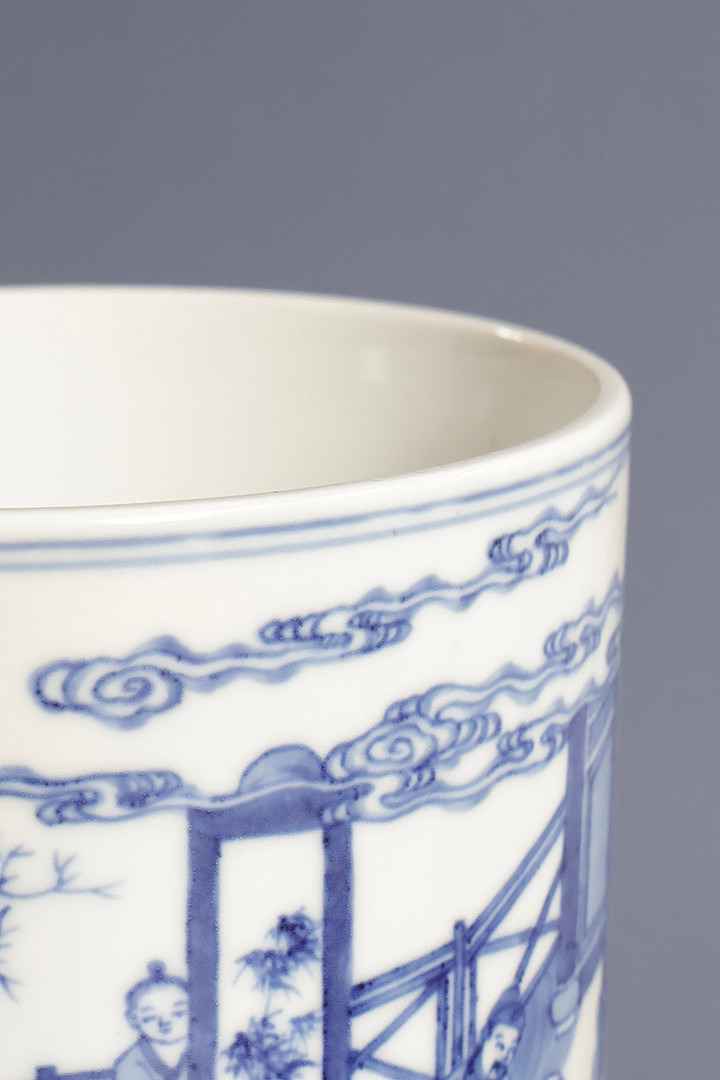 Cylinderformet vase, dekoreret i blå med motiv af mennesker og træer. Kina, 20. årh.