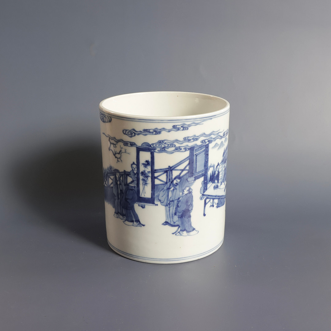 Cylinderformet vase, dekoreret i blå med motiv af mennesker og træer. Kina, 20. årh.