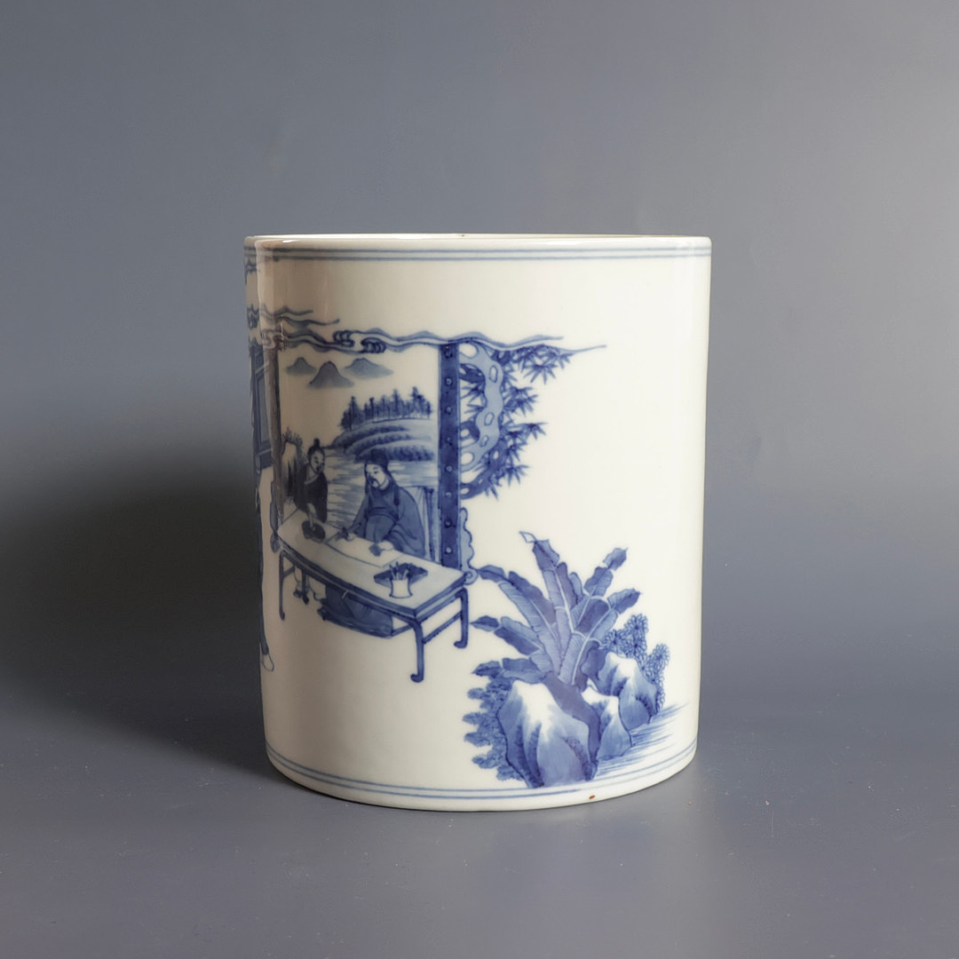 Cylinderformet vase, dekoreret i blå med motiv af mennesker og træer. Kina, 20. årh.