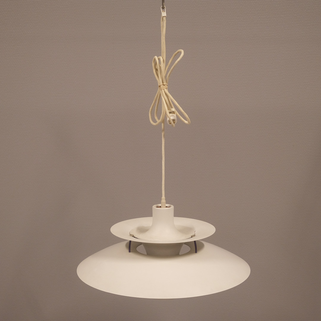 POUL HENNINGSEN. TAKLAMPA, PH5, LOUIS POULSEN.