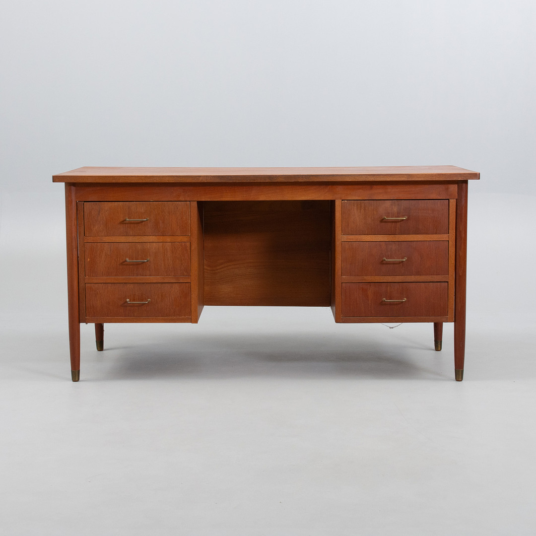 DANSK MØBELDESIGN. Fritstående skrivebord i teak med messinggreb. Danmark, ca. 1960'erne.