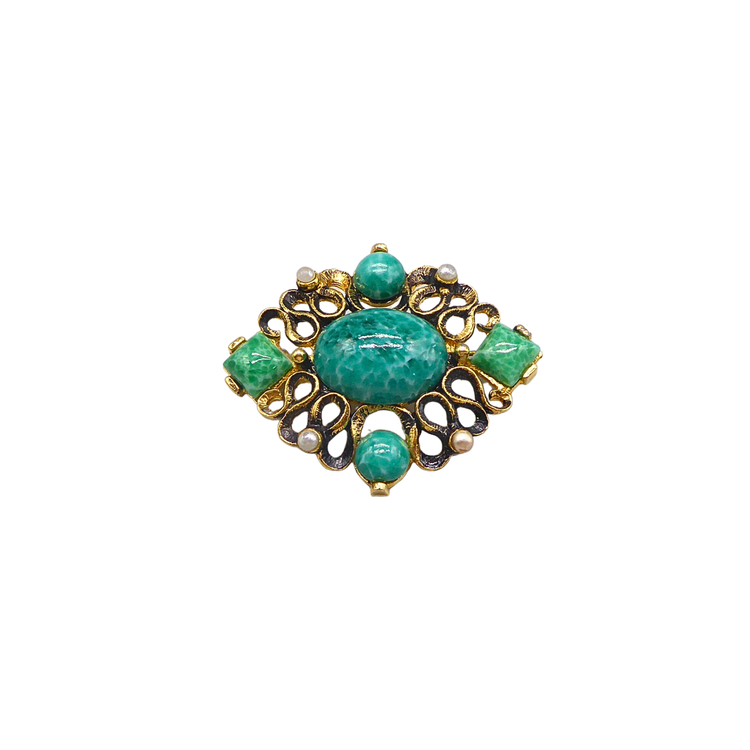 BROSCHE, VERGOLDET MIT GRÜNEN CABOCHONS UND PERLENIMITATEN.