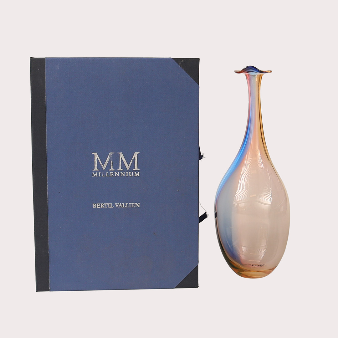 BERTIL VALLIEN. , champagneglas, 1 st., "Millennium". Kosta/Boda , år 1999. KJELL ENGMAN, vas, "Fidji". Kosta/Boda.