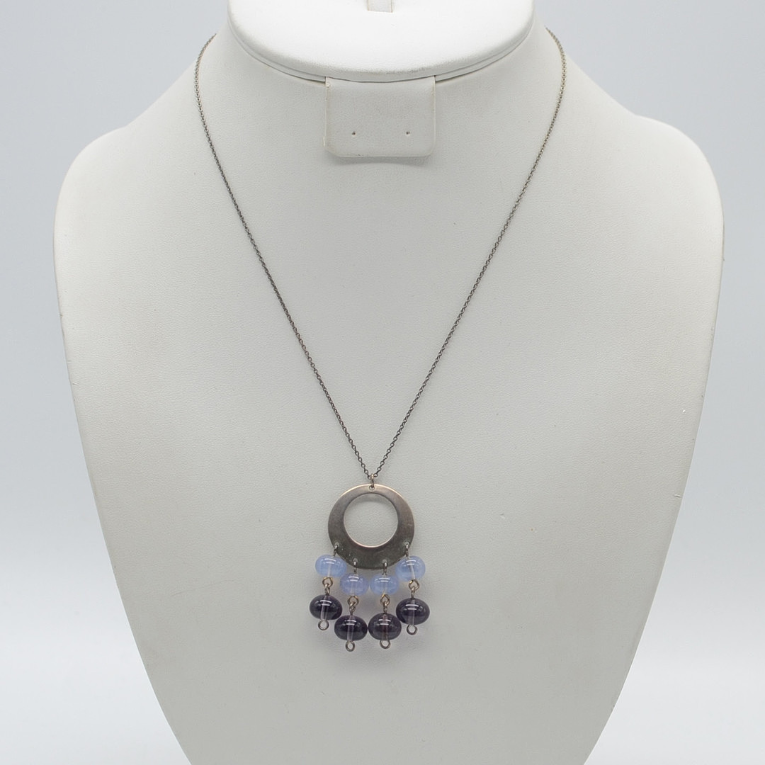 DESIGNERCOLLIER AUS STERLINGSILBER, VIOLETTE FARBSTEINPERLEN, "925 S SPOHR" PUNZE, 20. JAHRHUNDERT.