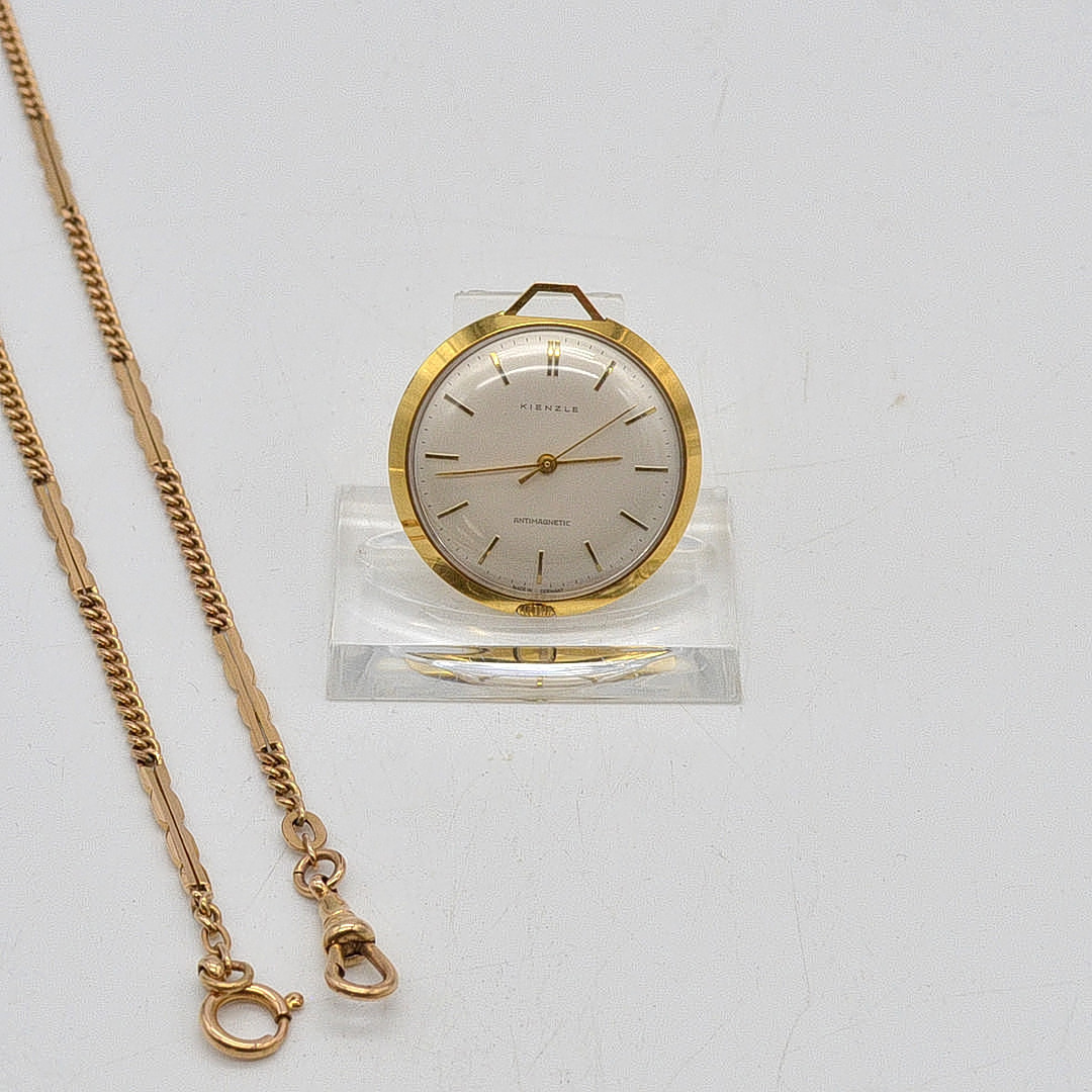 KIENZLE VERGOLDETE TASCHENUHR MIT KETTE, DEUTSCHLAND, UM 1960-1980.