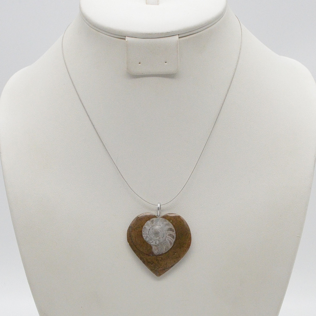 COLLIERANHÄNGER AUS STEIN MIT EINEM AMMONIT-FOSSIL, HERZFORM, KETTE AUS STERLINGSILBER, HANDGESCHLIFFEN, VINTAGE.