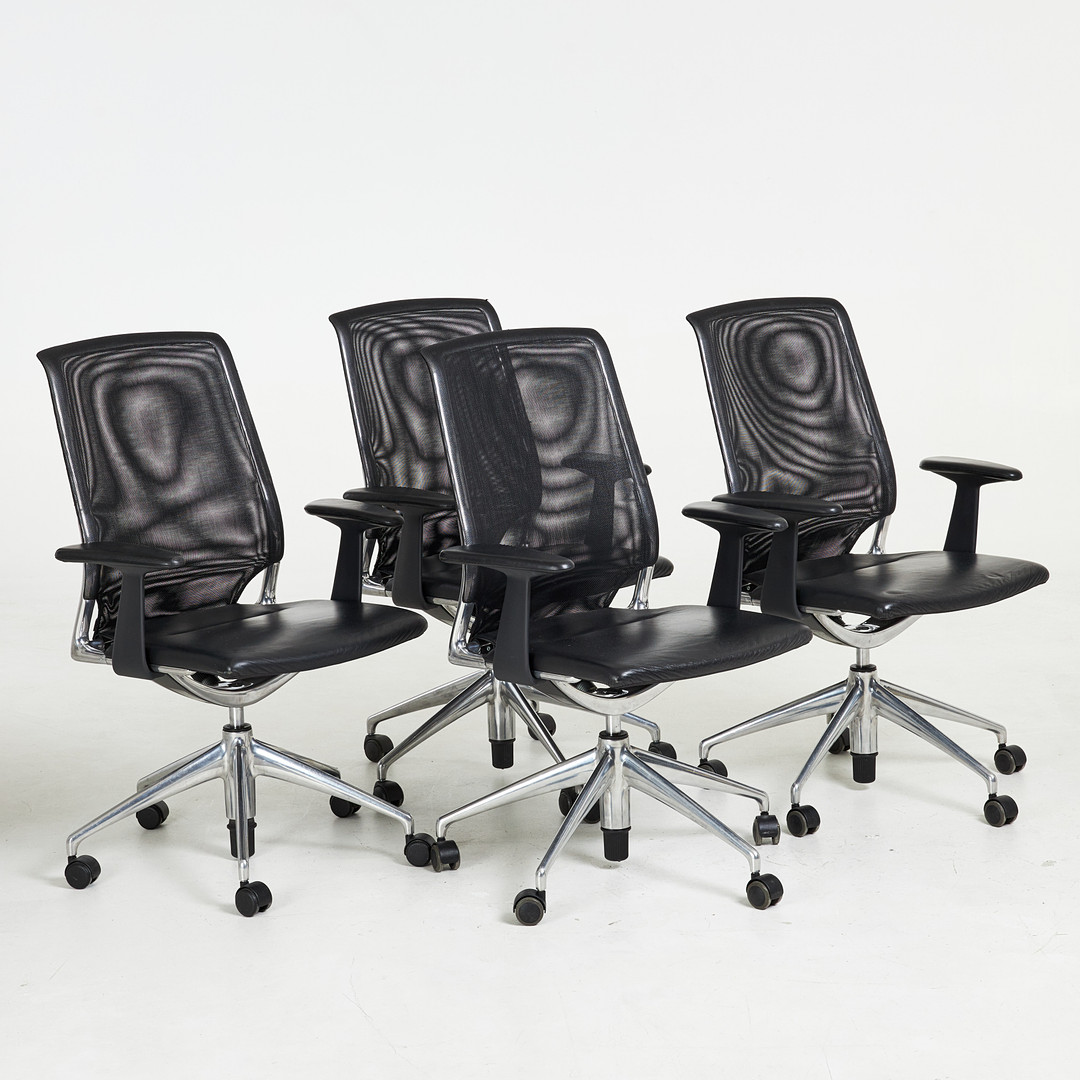 ALBERTO MEDA, ''Meda'' kontorsstolar, 4 st, Vitra, 2000-tal, formgivningsår 1996, polerat aluminium stomme, ryggstöd av svart mesh tyg, sits och armstöd klädda i svart skinn, etikettmärkt, tiltbar rygg.