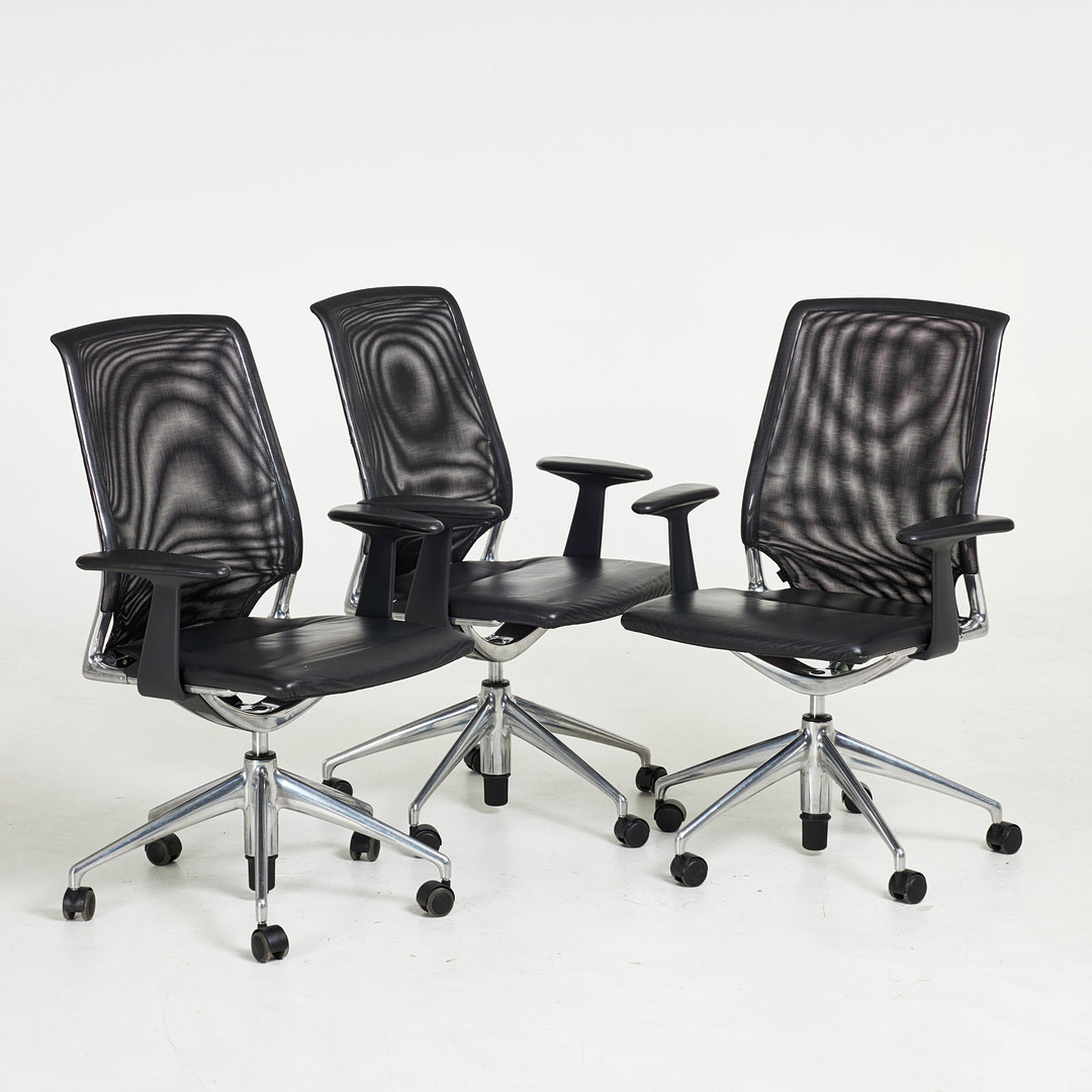 ALBERTO MEDA, ''Meda'' kontorsstol, 3 st, Vitra, 2000-tal, formgivningsår 1996, polerat aluminium stomme, ryggstöd av svart mesh tyg, sits och armstöd klädda i svart skinn, etikettmärkt, tiltbar rygg.