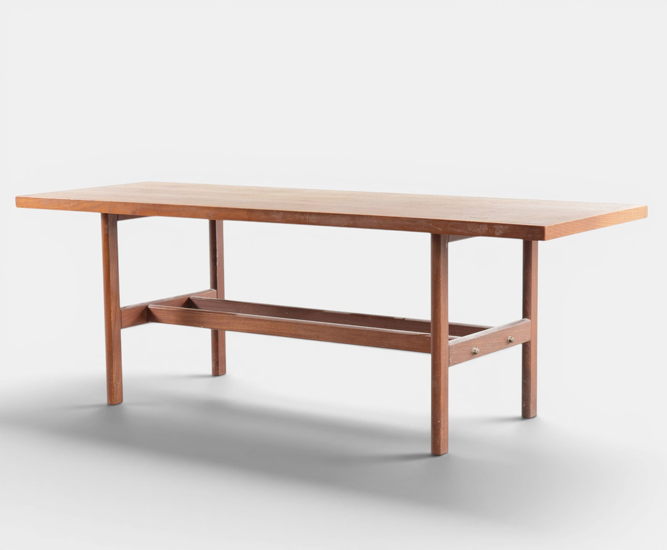 JØRGEN BÆKMARK. Sofabord med rektangulær plade af teak, detaljer af messing. Formgivet i 1961. Udført og mærket hos FDB Møbler. Danmark, 1960'erne.