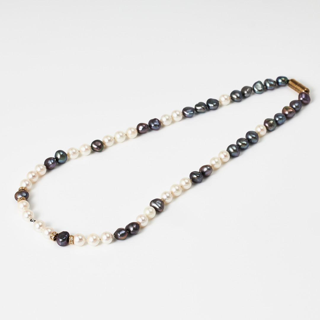COLLIER, odlade sötvattenspärlor i olika färger, med 4 mellanliggande ringar i 18 k guld, dekor med totalt 24 småbriljanter, magnetlås, förgyllt sterlingsilver.