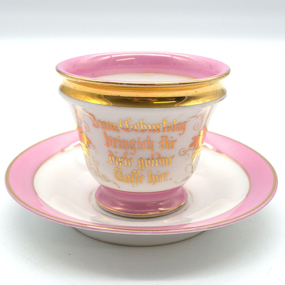 BIEDERMEIER-KAFFEETASSE MIT UNTERTASSE - CARL TIELSCH, DEUTSCHLAND, UM 1820. MIT AUFRSCHRIFT.