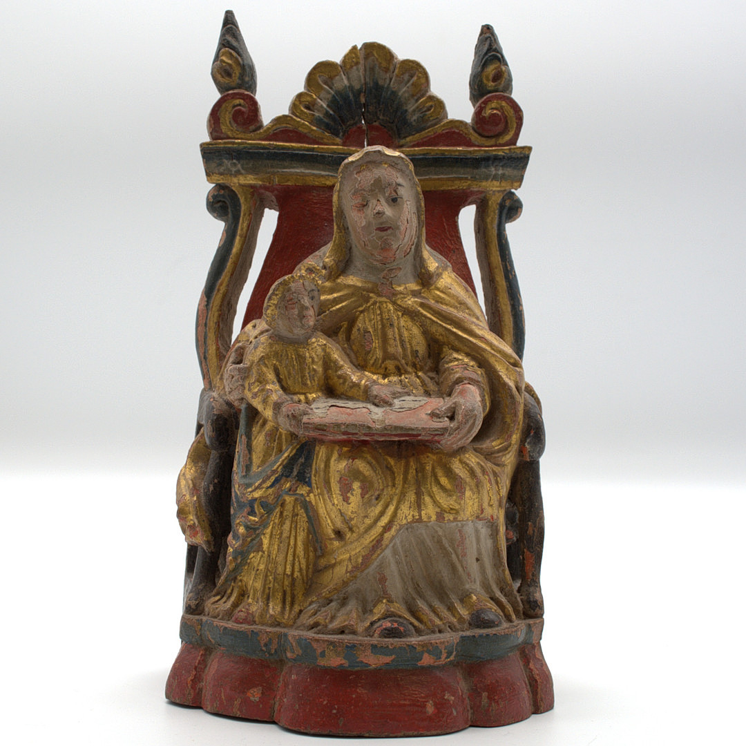INDO-PORTUGIESISCHE SKULPTUR AUS HOLZ, POLYCHROMFASSUNG UND VERGOLDUNG MIT DARSTELLUNG DER HEILIGEN ANNA, MITTE 19. JAHRHUNDERT.