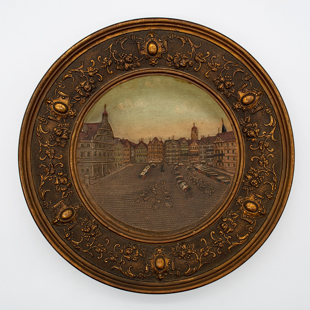 JOHANN MARESCH. (1851 - 1989 BÖHMEN) WANDTELLER MIT STUTTGARTER MARKTPLATZ, VON 1895.