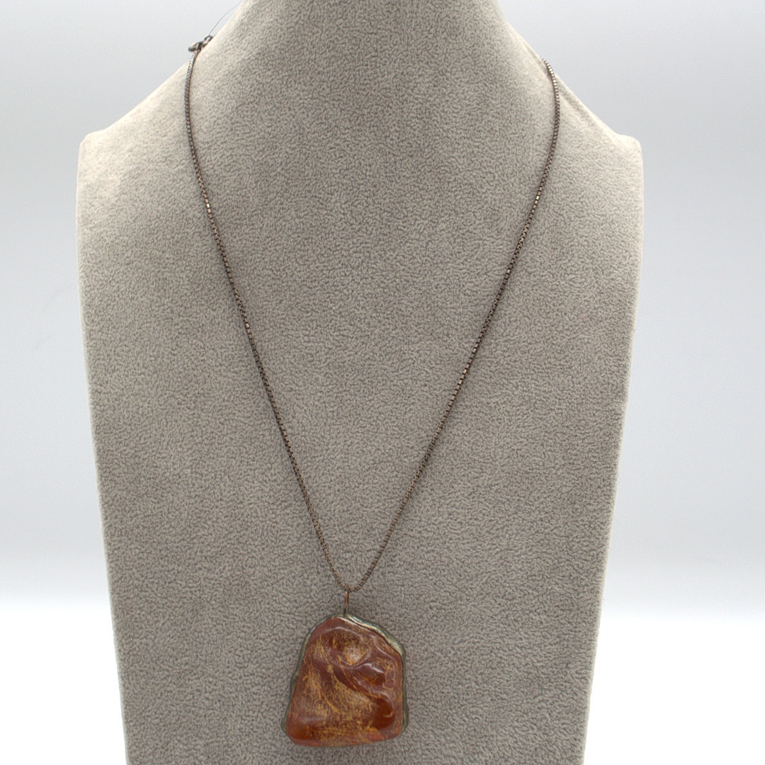 NATUR BERNSTEIN COLLIER ANHÄNGER MIT KETTE AUS STERLING SILBER 20. JAHRHUNDERT.