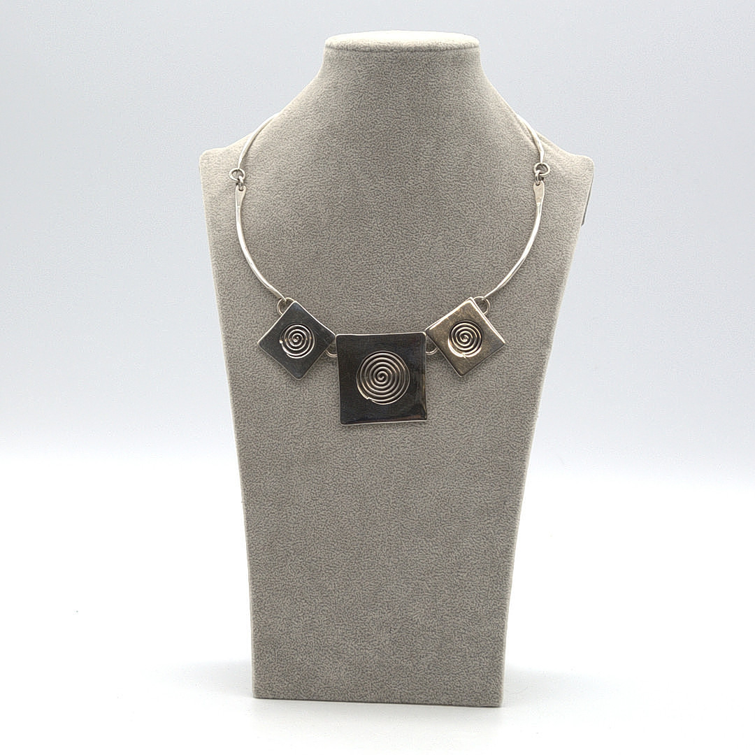 CHRISTIAN & IBANA. DESIGNER-COLLIER MIT PACHA MAMA SYMBOLIK, STERLINGSILBER, UNIKAT DURCH HANDARBEIT, ZEITGENÖSSISCH.