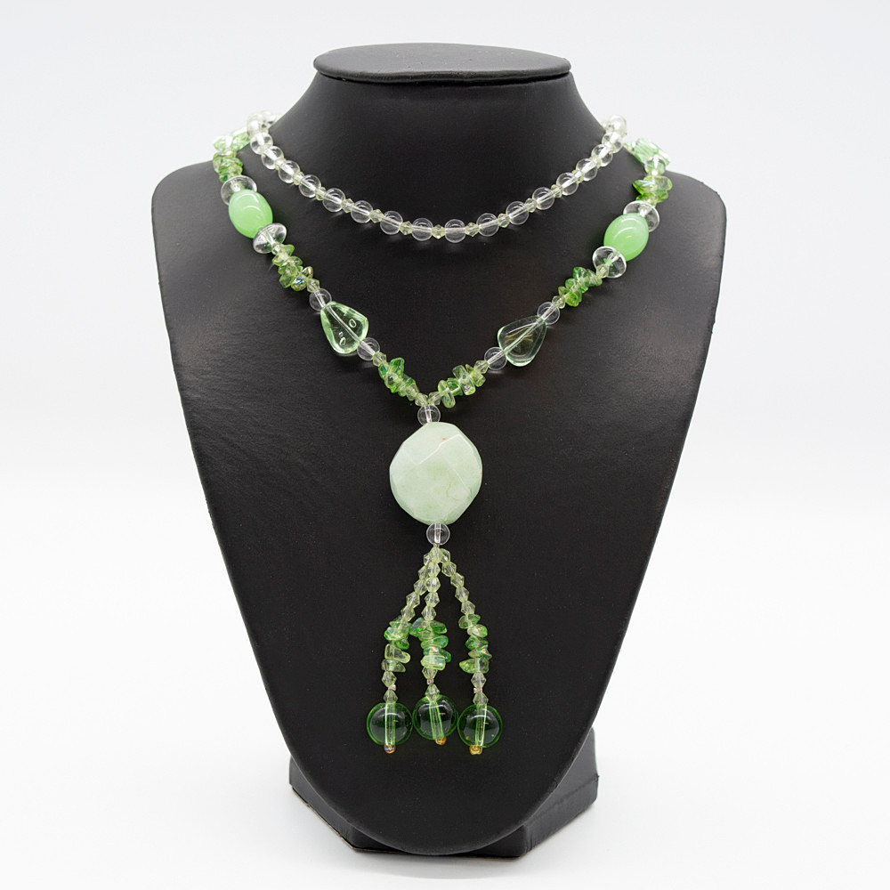 COLLIER MIT EINEM GROSSEN JADEEDELSTEIN UND VERSCHIEDENEN GLASFARBSTEINEN IN GRÜN UND KLAREM GLAS, ENDLOSKETTE.