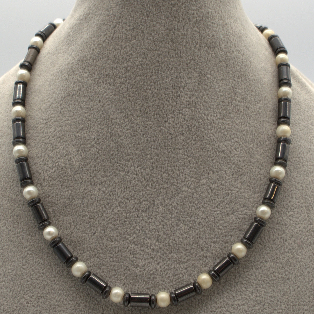 COLLIER MIT HÄMATIT- UND PERLEN, MIT MAGNETVERSCHLUSS, 20. JAHRHUNDERT, 43,5 CM.