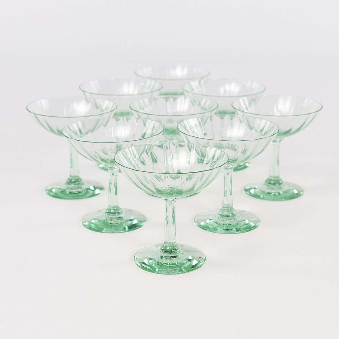 LIKÖRGLAS. 9 st, grönt glas.