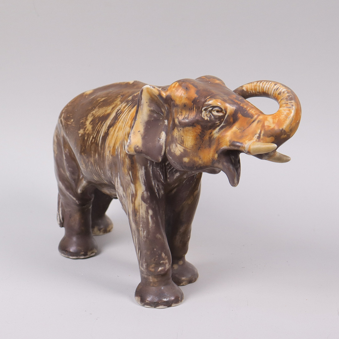 FIGURIN, elefant i glaserat stengods.