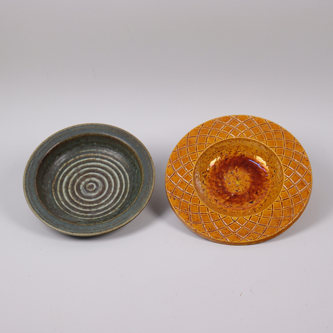 GUNNAR NYLUND. skålfat, Rörstrand, "Igloo" och "Chamotte", 2 st.
