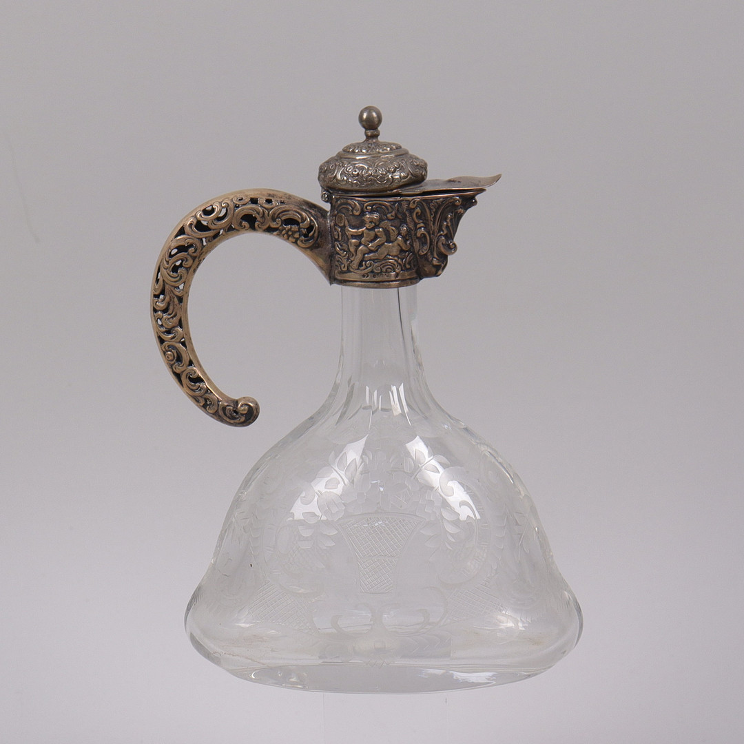 KARAFF, Tyskland, slipat och etsat glas med silverbeslag, 1800/1900-tal.