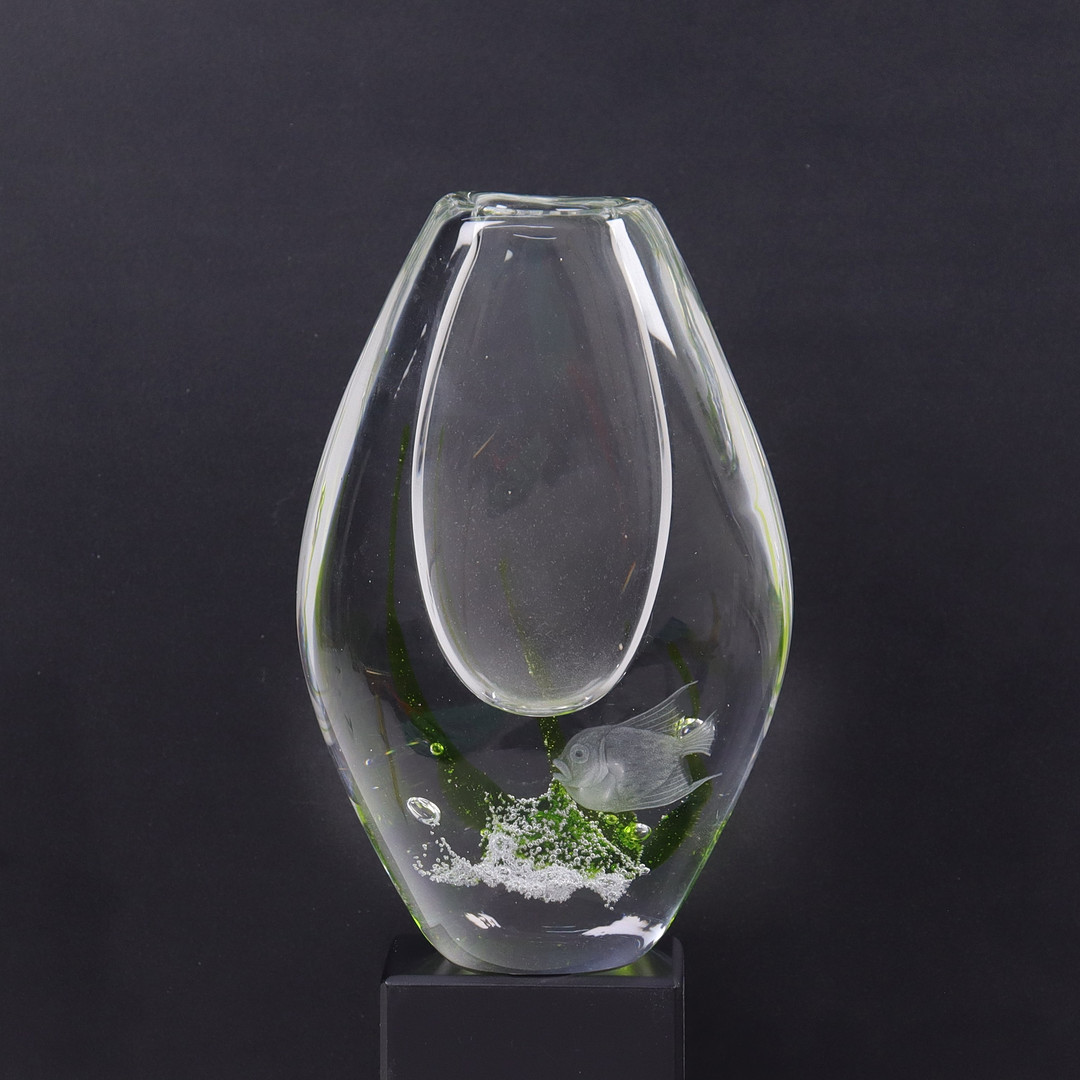 VICKE LINDSTRAND. "Sjögräs", vas i glas, Kosta Boda.