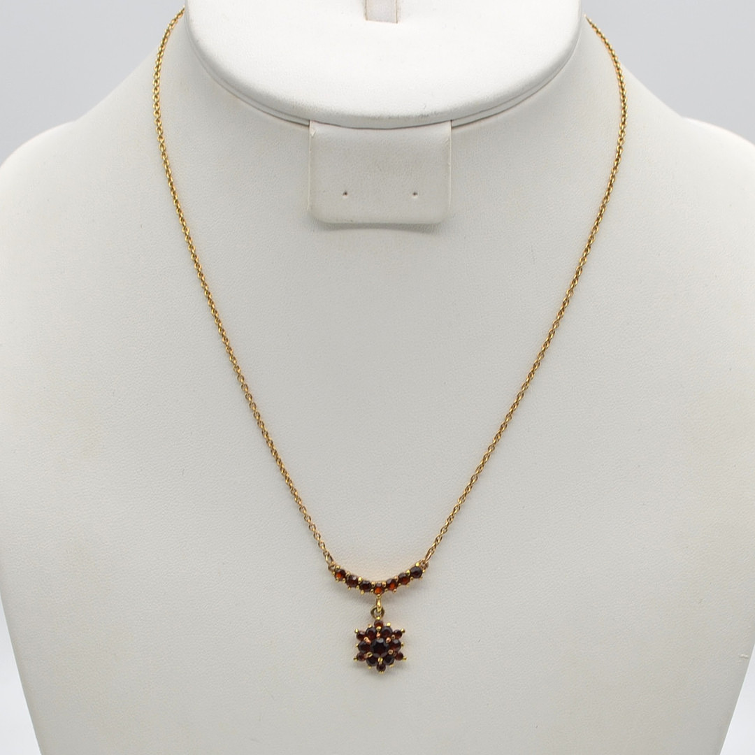 HERMAN SIERSBØL, DÄNISCHES DESIGNERCOLLIER MIT 20x GRANAT BESATZ, FASSUNG AUS VERGOLDETEM STERLINGSILBER, CA. 42,5 CM, UM 1950ER JAHRE.