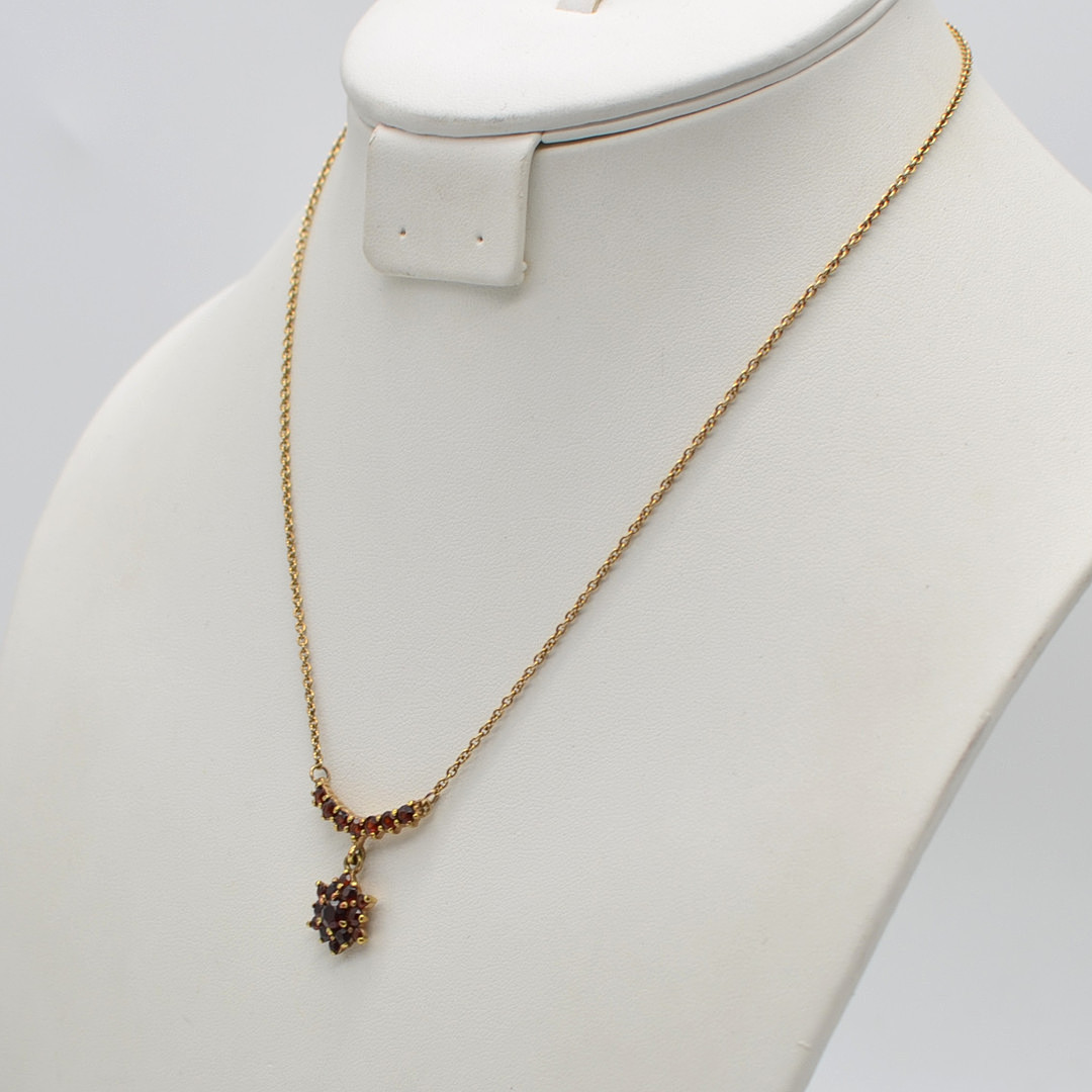 HERMAN SIERSBØL, DÄNISCHES DESIGNERCOLLIER MIT 20x GRANAT BESATZ, FASSUNG AUS VERGOLDETEM STERLINGSILBER, CA. 42,5 CM, UM 1950ER JAHRE.
