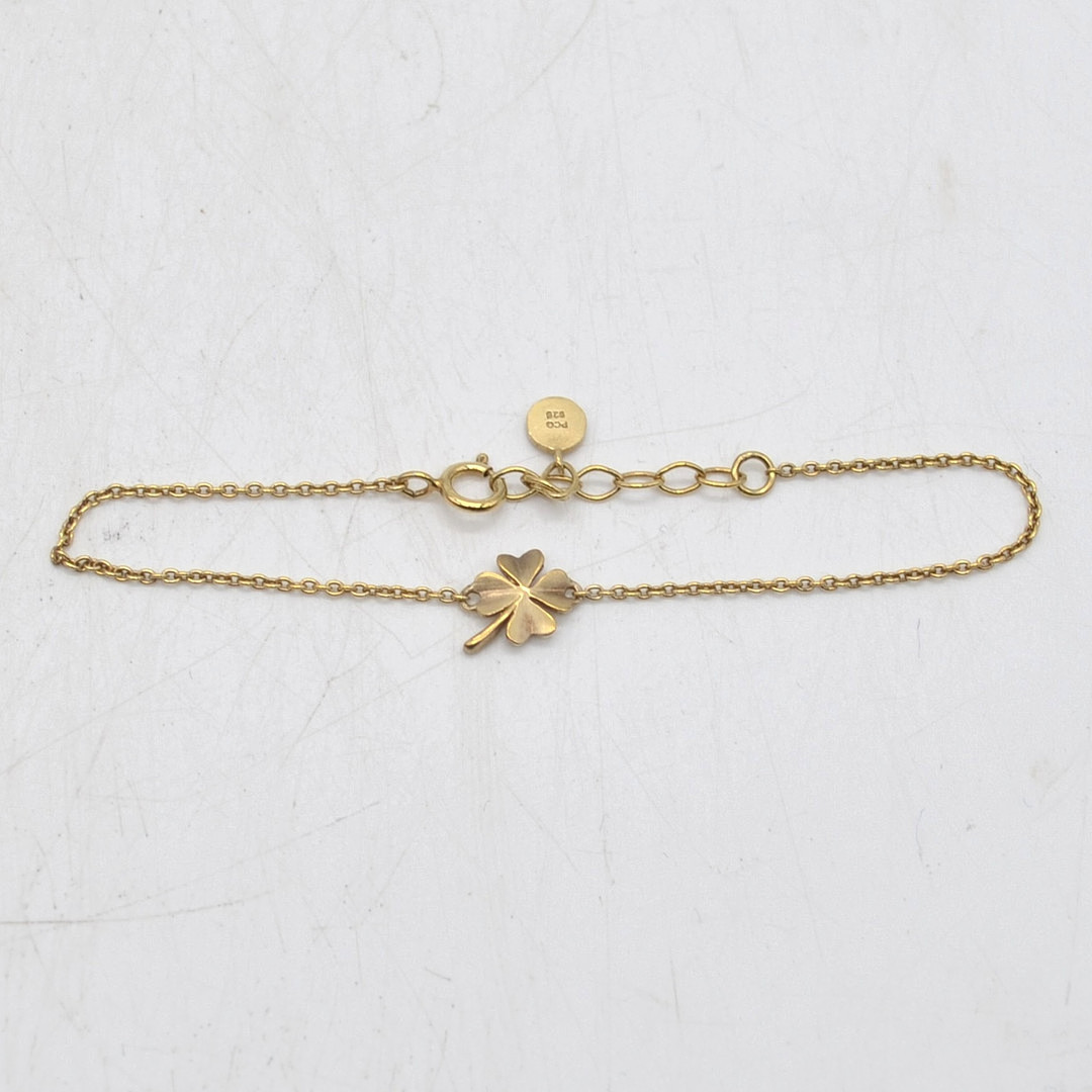 DESIGNER ARMBAND MIT EINEM KLEEBLATT ANHÄNGER, VERGOLDETER STERLINGSILBER, ZEITGENÖSSISCH, DÄNEMARK, CA. 17,5 CM.