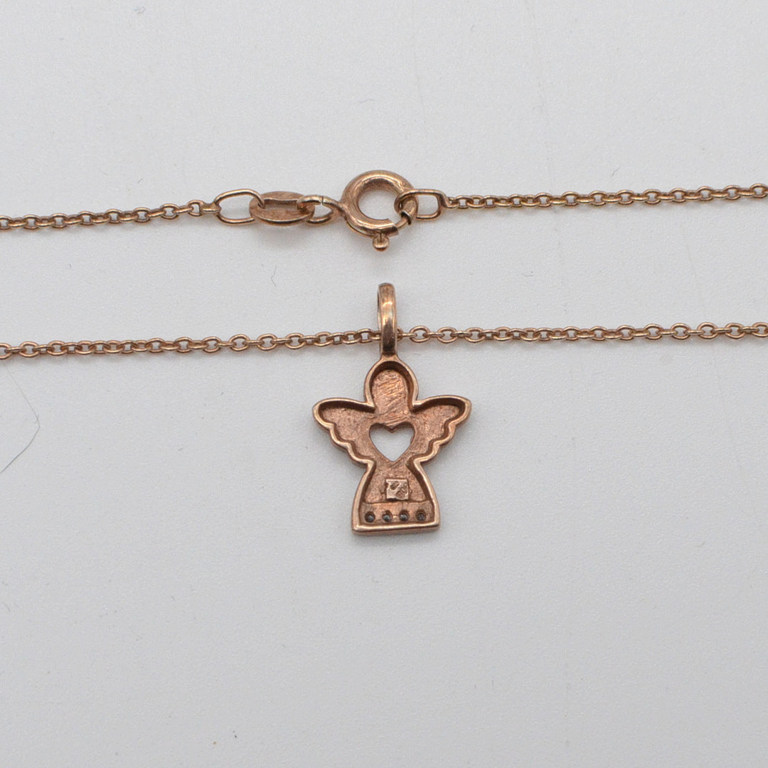 GULD OG SØLV DESIGN. DESIGNER-COLLIER MIT EINEM ENGEL-ANHÄNGER, VERGOLDETER STERLINGSILBER MIT ZIRKONIA, DÄNEMARK, VINTAGE.