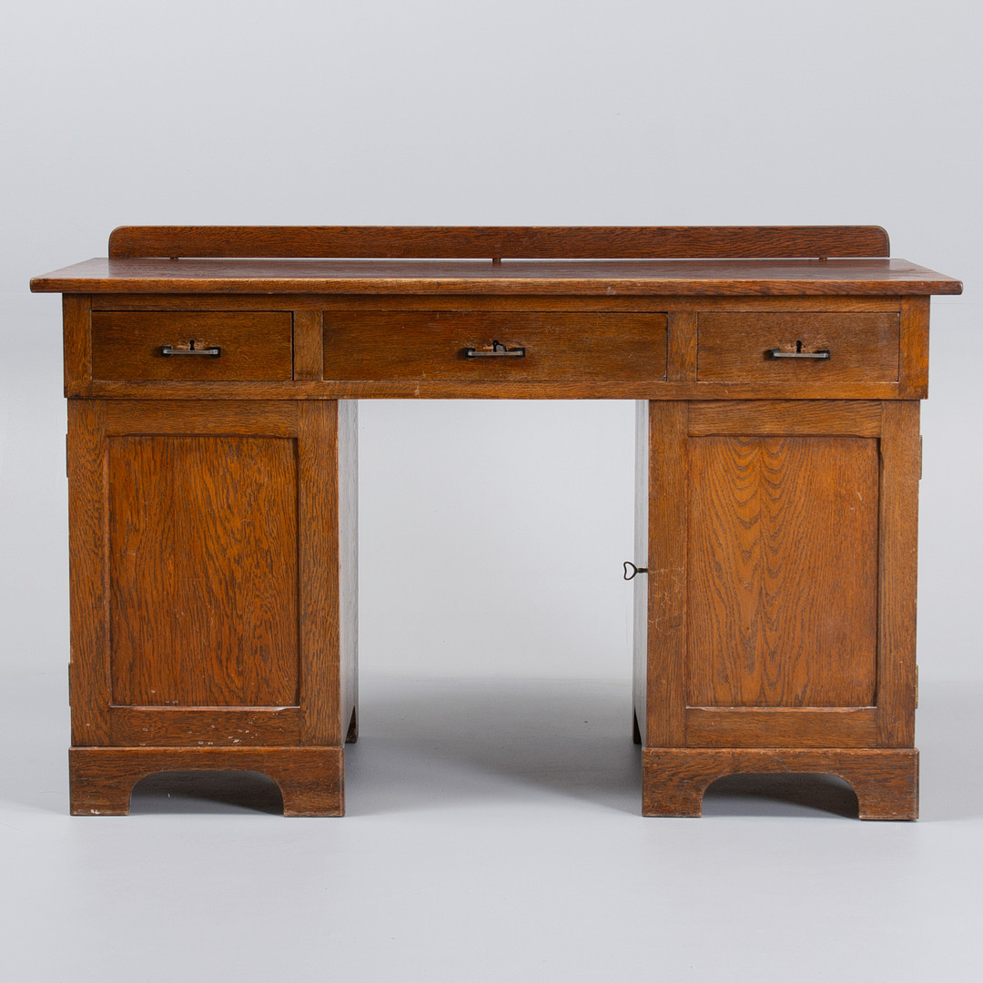Art Nouveau skrivebord i massiv egetræ. Danmark, begyndelsen af det 20. århundrede.