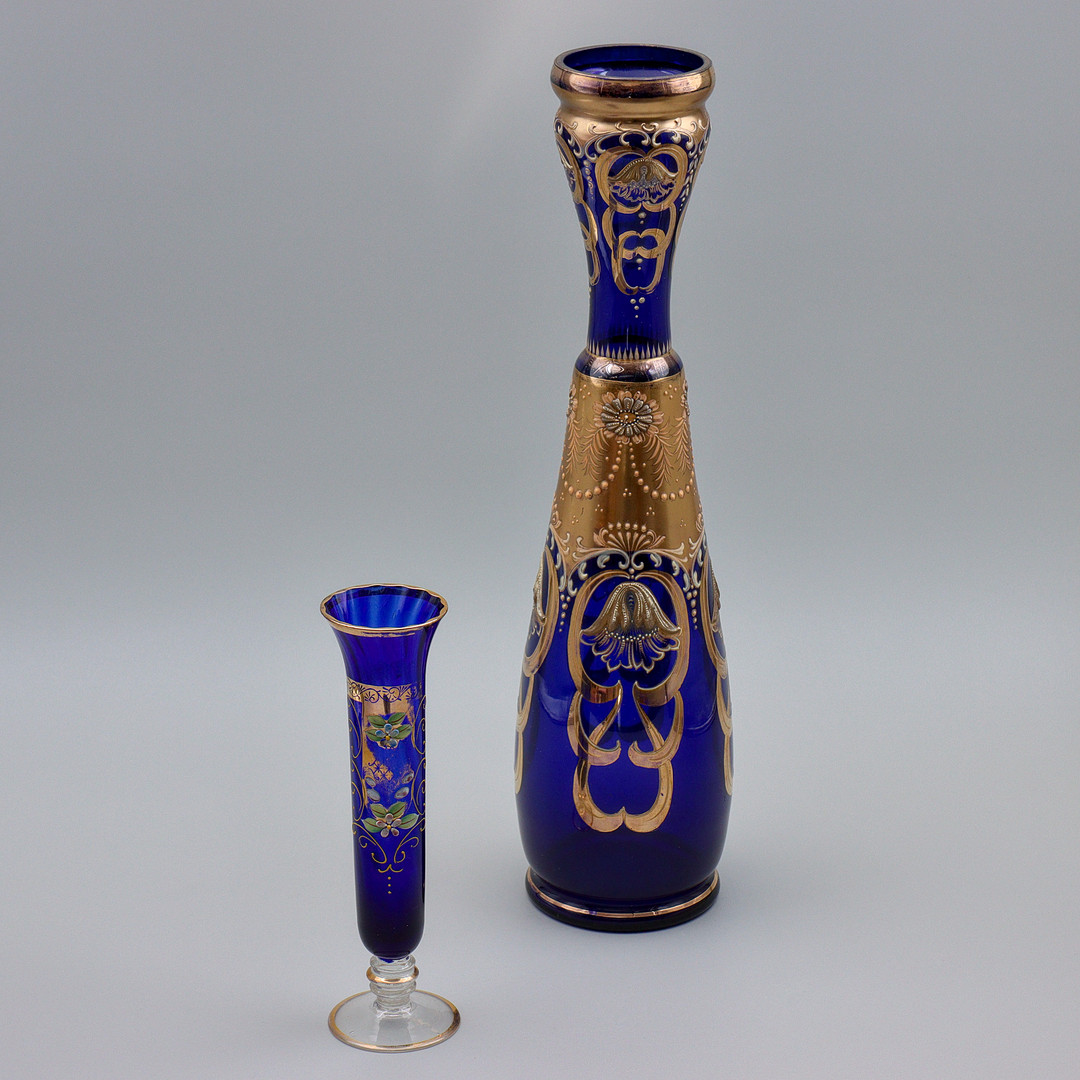 PARET VASER I KOBOLTBLÅTT GLAS (20-42cm) OMFATTANDE GULDMÅLNING OCH BLOMDEKOR, 1900-TALETS MITT.