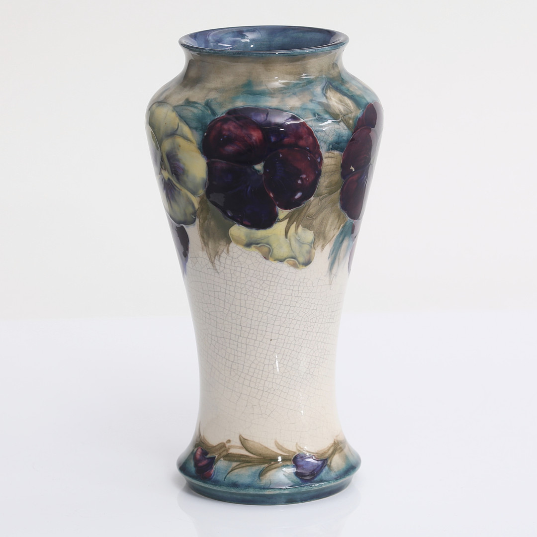 WILLIAM MOORCROFT. Vas, stengods, Pansies (penséer), märkt Moorcroft, M 72, England.