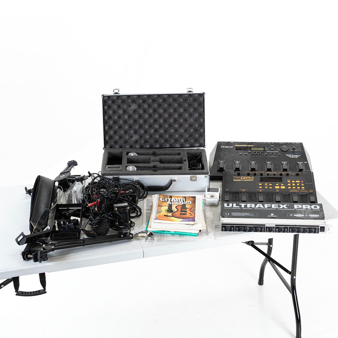 PARTI DIVERSE MUSIKTILLBEHÖR, b.la Roland GR-1 Guitar Synthesizer.