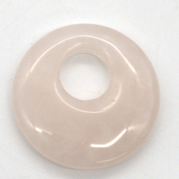 VINTAGE ROSENQUARZ ANHÄNGER, HANGESCHLIFFEN, RUNDE FORM, MIT ÖFFNUNG FÜR KETTE. CA. 30 MM.