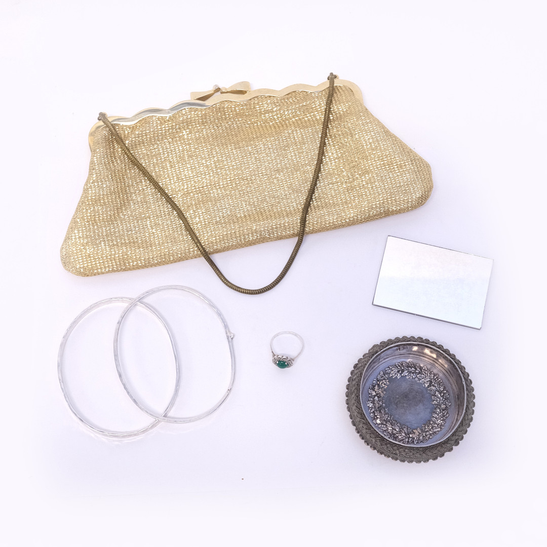 MYNTSKÅL, TVÅ ARMRINGAR SAMT RING, SILVER, SAMT AFTONVÄSKA AV GULMETALL.