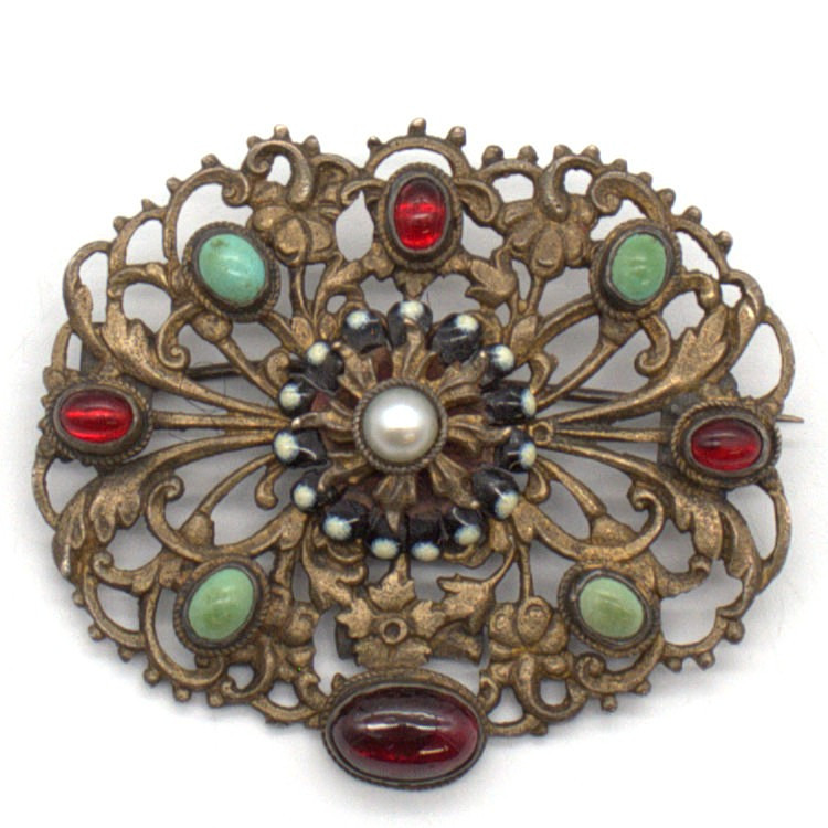 SIEBENBÜRGEN. SILBER BROSCHE, EMAILLIERT, DURCHBROCHEN GEARBEITET, BESETZT MIT FARBSTEINEN; EINEM GROSSEN ALMANDIN CABOCHON UND PERLE. 19. JAHRHUNDERT.