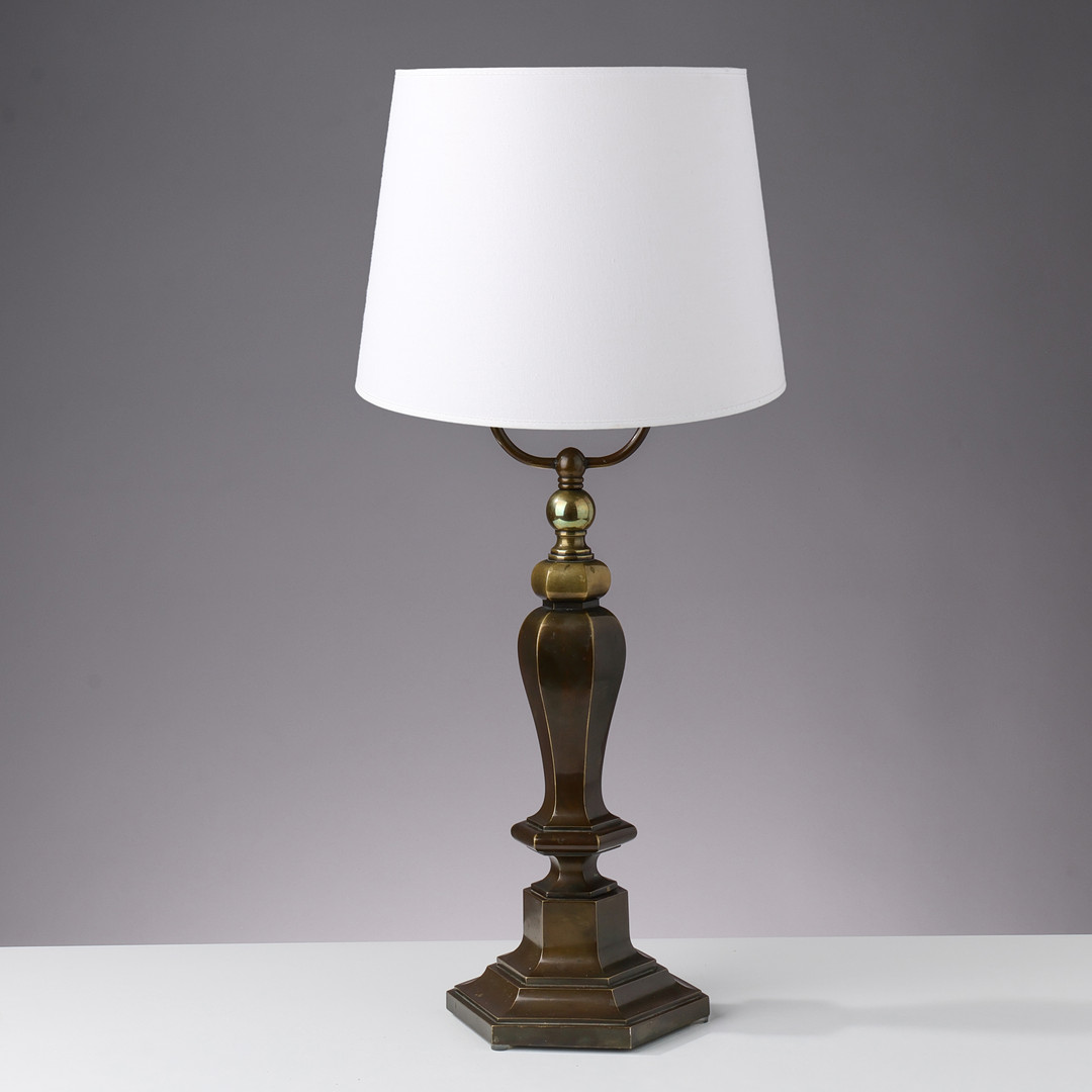 Bordlampe af bronzepatineret messing med sekskantet fod og stamme, europæisk lampeproducent, 1900-tallets første halvdel.