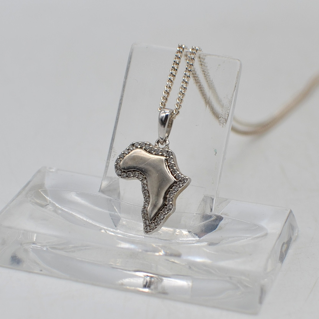 AFRIKA, COLLIER UND ANHÄNGER AUS STERLINGSILBER MIT BRILLANTEN BESATZ, AUS ITALIEN, VINTAGE.