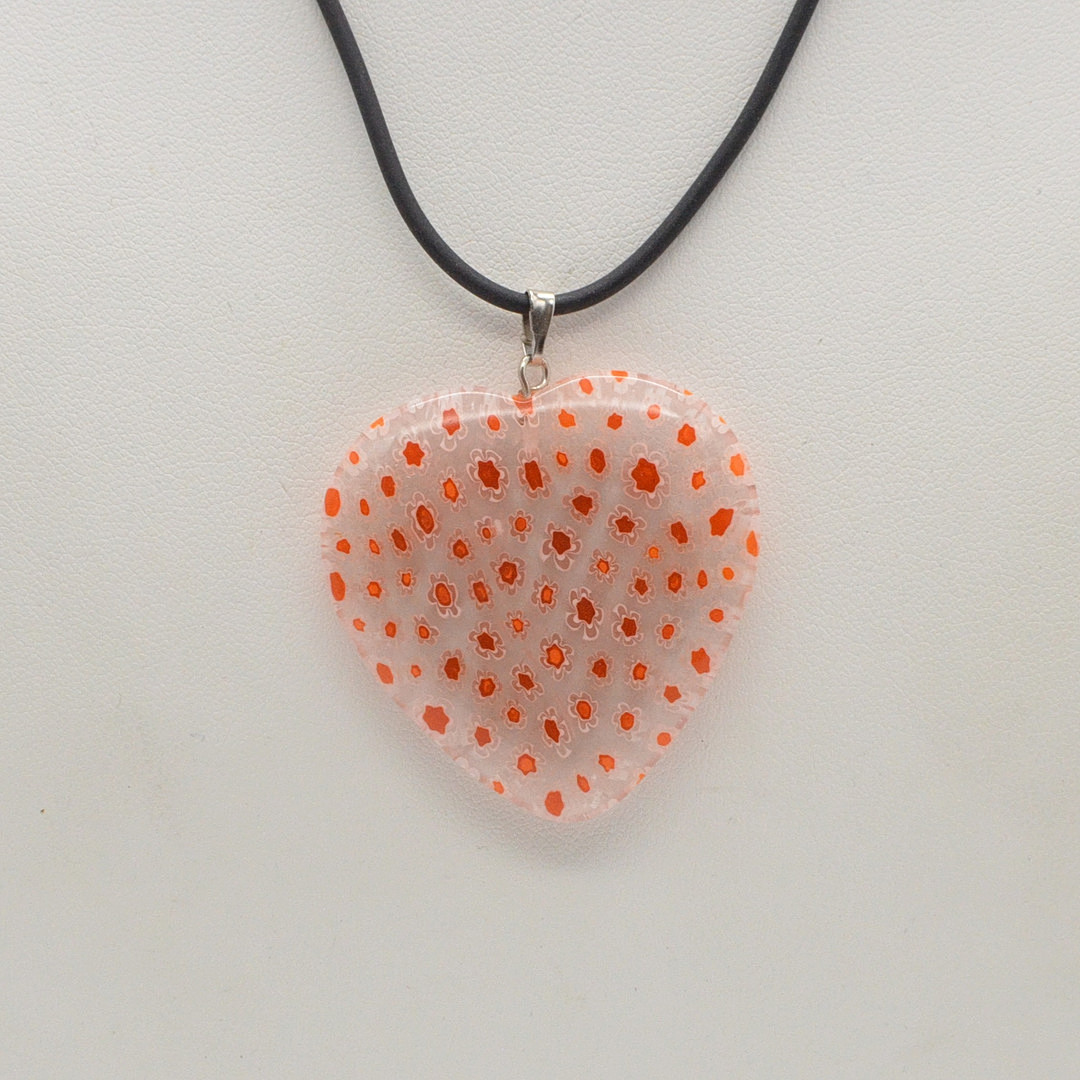 MURANO GLAS COLLIER, TRANSPARENTES HERZ MIT ROT-WEISSEN MILLEFIORI BLUMEN, HANDGEMACHT, VINTAGE.
