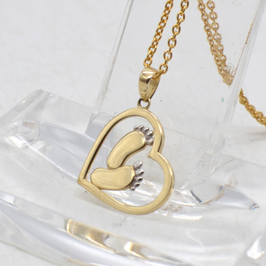 DESIGNER COLLIER DER MARKE SIERSBØL, ANHÄNGER 8 KARAT GOLD, HERZ MIT ZWEI FÜSSEN, KETTE VERGOLDETER 925ER SILBER (GEPUNZT), ZEITGENÖSSISCH.