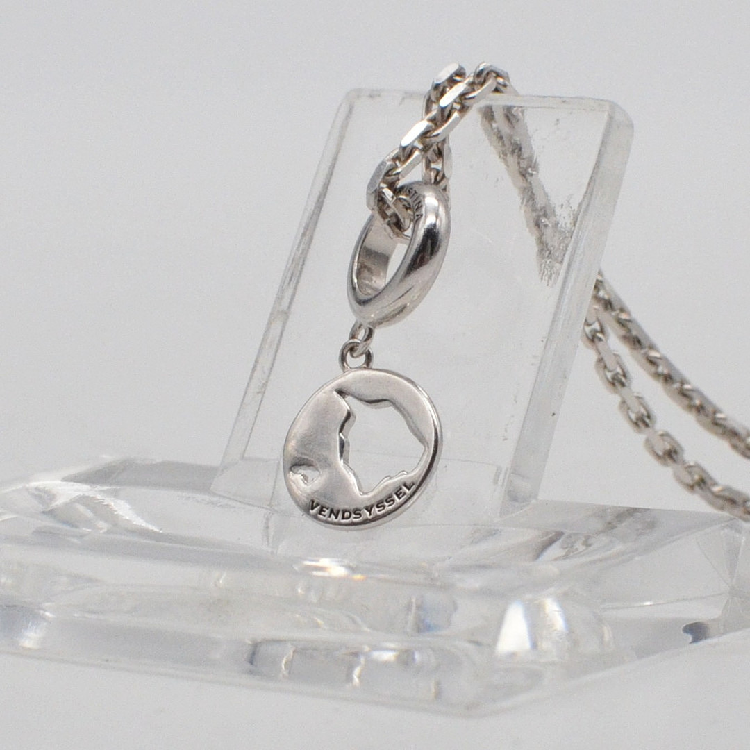 CHRISTINA COLLECT, COLLIER MIT EINEM VENDSYSSEL ANHÄNGER, RUND UND DURCHBROCHEN, ANHÄNGER UND ANKERKETTE AUS STERLINGSILBER, ZEITGENÖSSISCH.