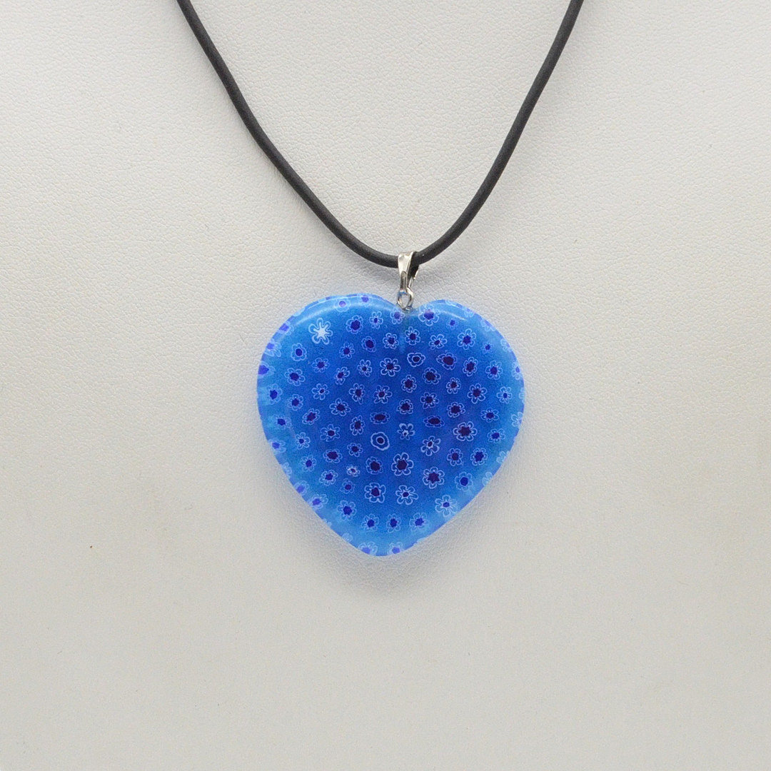 MURANO GLAS COLLIER, BLAUES HERZ MIT WEISS-BLAUEN MILLEFIORI BLUMEN, HANDGEMACHT, VINTAGE.