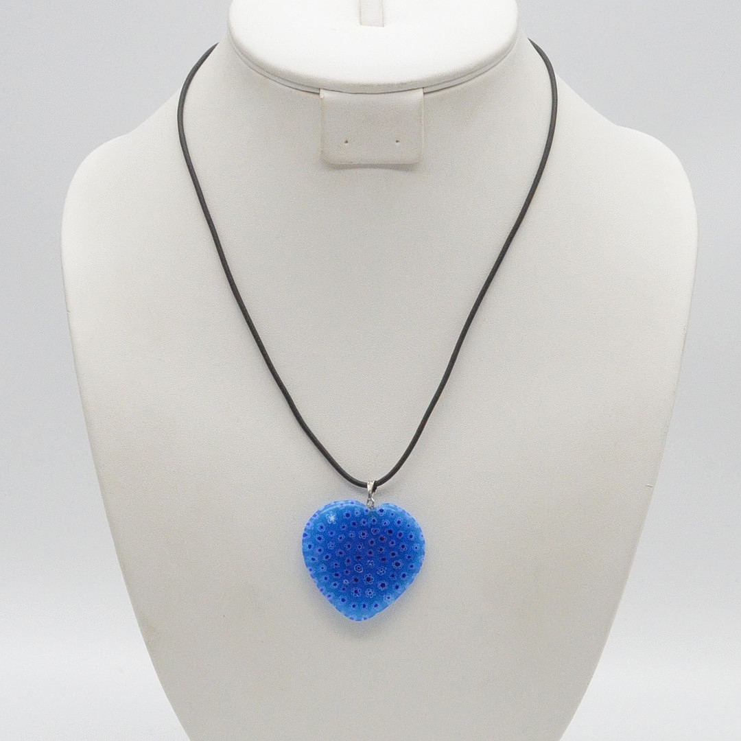 MURANO GLAS COLLIER, BLAUES HERZ MIT WEISS-BLAUEN MILLEFIORI BLUMEN, HANDGEMACHT, VINTAGE.