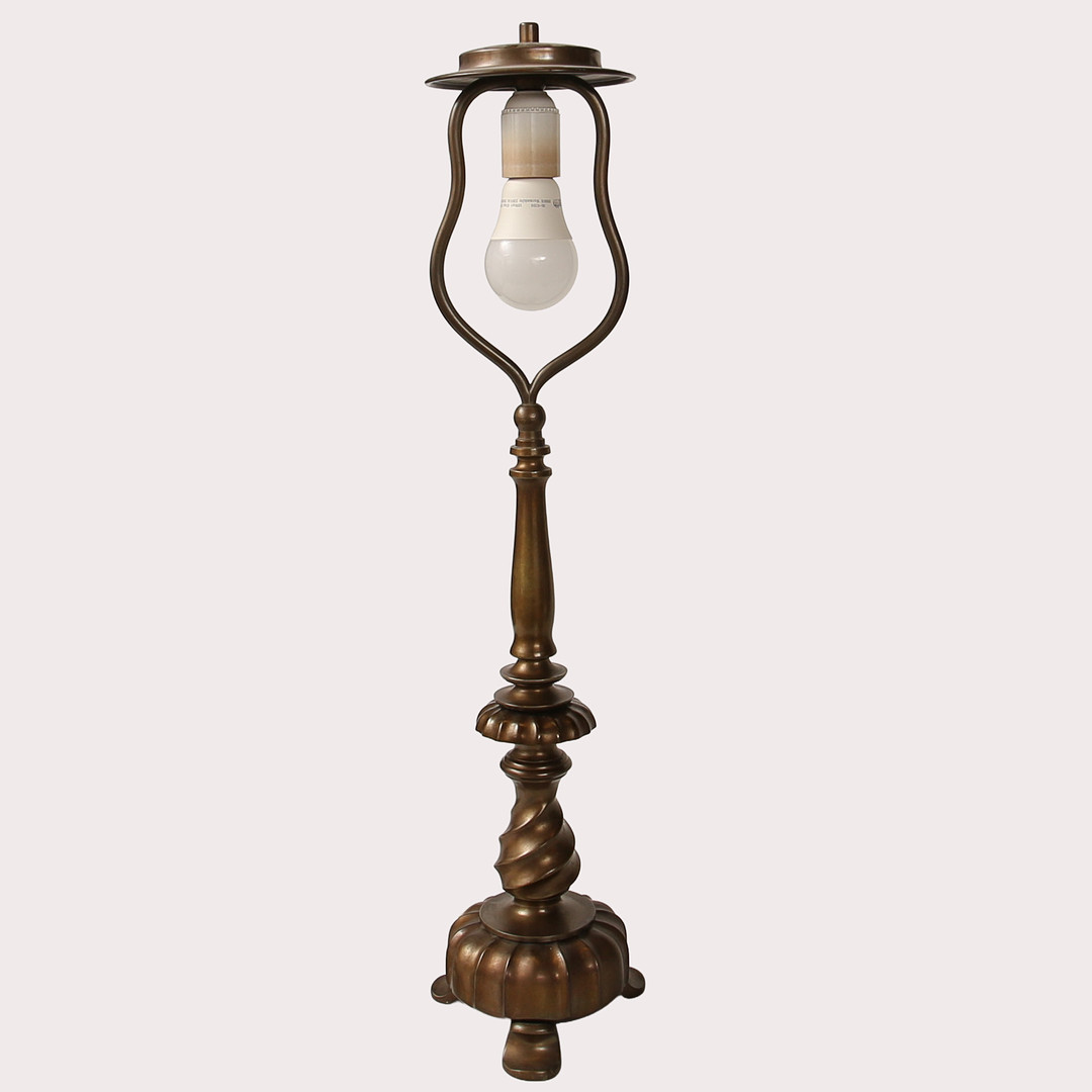 BORDSLAMPA, mässing, åsar som dekor, nedre delen. En ljuskälla. 1900-talets andra fjärdedel.