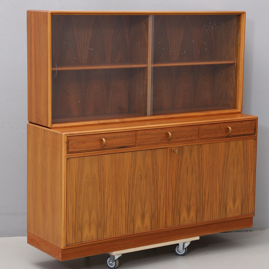 BERTIL FRIDHAGEN. Sideboard och glasvitrin, valnöt, Bodafors, 1960-tal.