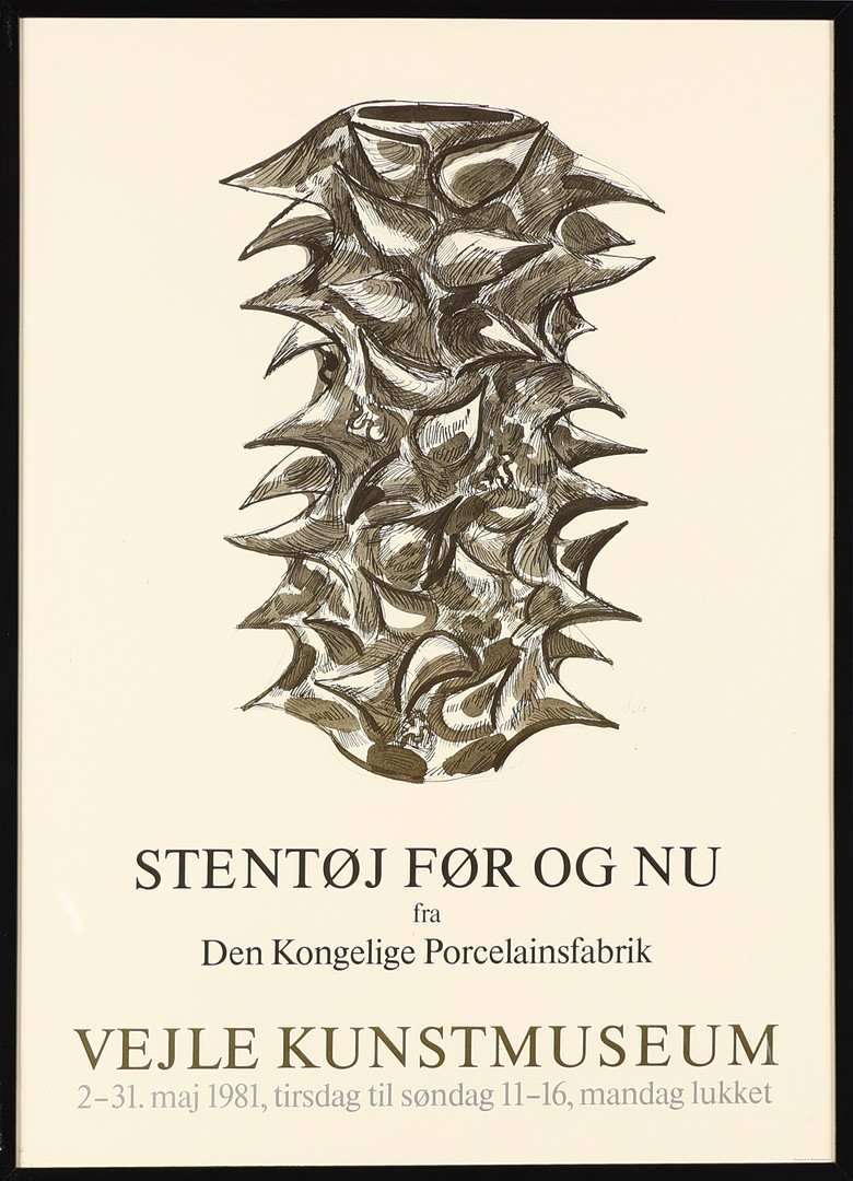 Udstillingsplakat med sort-hvid illustration af Axel Salto forestillende stor stentøjsvase i spirende stil, fra retrospektiv udstilling omhandlende stentøj fra Royal Copenhagen på Vejle Kunstmuseum, Danmark i 1981.